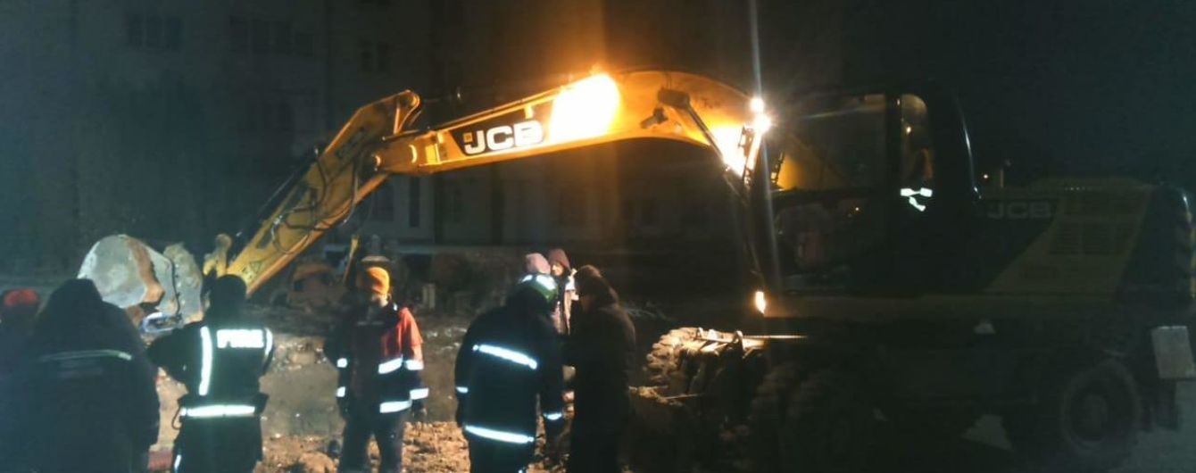 В Тернополе двух строителей завалило землей во время рытья траншеи