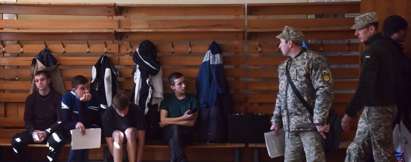 Пандемия коронавируса: в Минобразования уверяют, что летом выпускников не будут забирать в армию