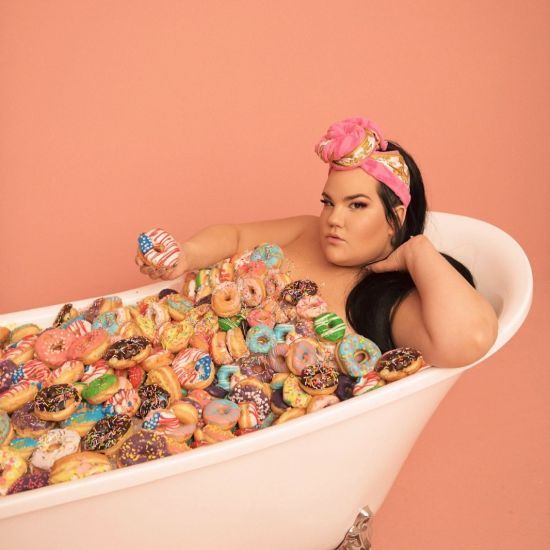 Епатажна Нетта Барзілай у новому кліпі "покупалася" у ванній з пончиками