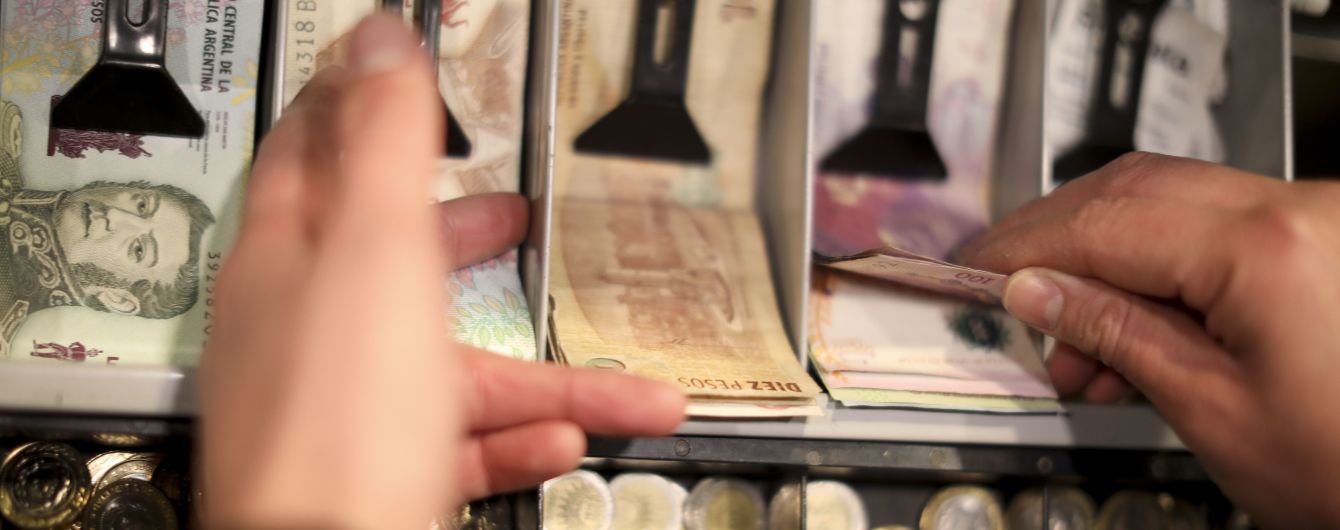 Аргентина "заморозила" виплату боргів. Кредиторам вона винна 100 мільярдів доларів