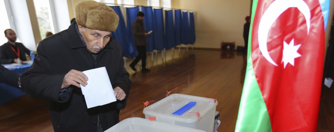 На парламентских выборах в Азербайджане лидирует партия действующего президента - результаты экзит-полов