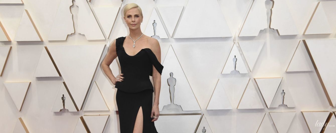 Не зрадила себе: Шарліз Терон вийшла на доріжку "Оскара" в сукні Dior з голою спиною