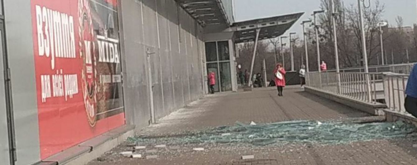 В Киеве сильный ветер сорвал стеклянную панель с ТРК