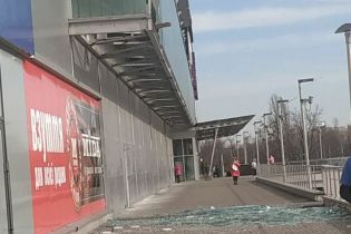 В Киеве сильный ветер сорвал стеклянную панель с ТРК