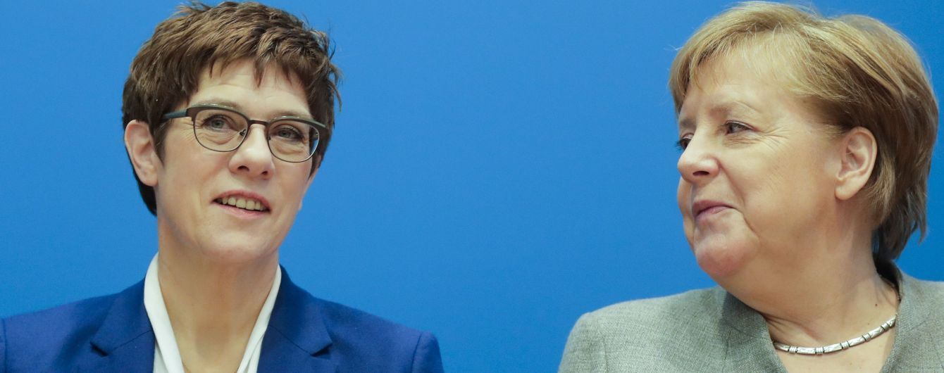 "Сожалею об этом решении". Меркель прокомментировала отказ своей преемницы бороться за пост канцлера