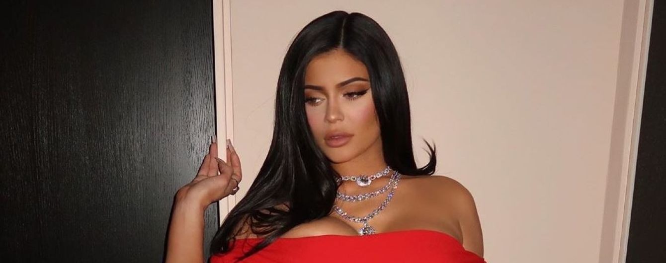 Lady in red: Кайлі Дженнер у сукні з пишним декольте і відвертим розрізом влаштувала фотосесію