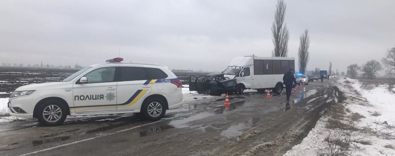 В Херсонской области столкнулись автомобиль и маршрутка: есть погибшие