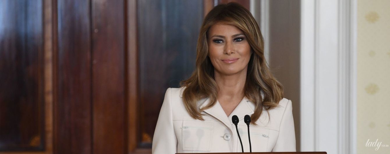 У білому пальті і з красивою укладкою: ефектний аутфіт Меланії Трамп на обіді з губернаторами