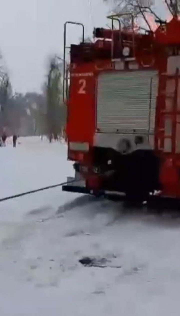 Рятувальники просять водіїв бути обережними через сильний вітер та сніг