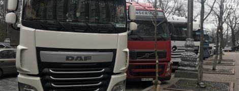 Не взвешивать фуры и уволить министра. Чего требуют дальнобойщики под Кабмином