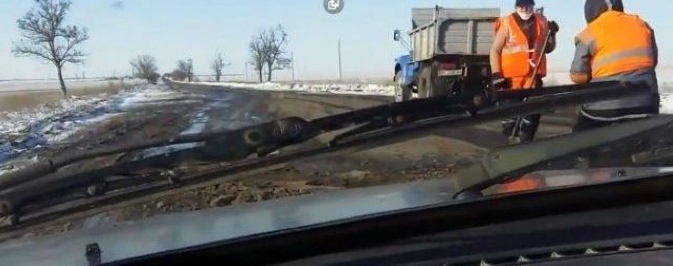 На Херсонщине дорожники закатали асфальт в лед. Видео
