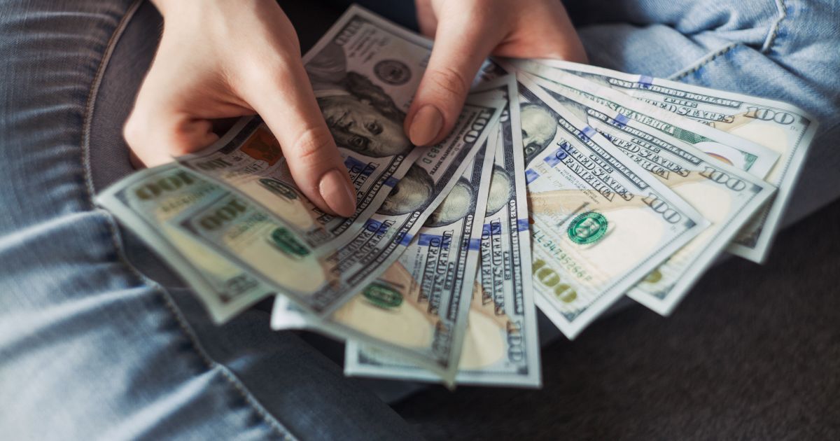 13 тис. дол. на додачу: у Білорусі жінка випадково продала келихи зі своїми заощадженнями
