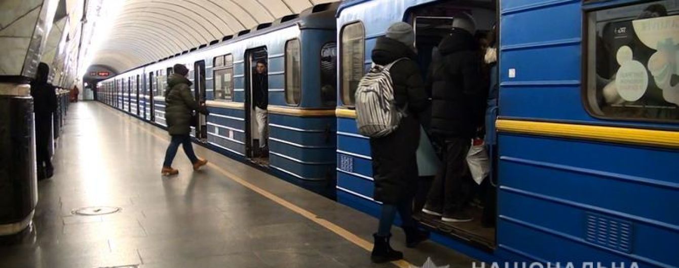 У Києві в метро жінка намагалася викрасти чужу дитину