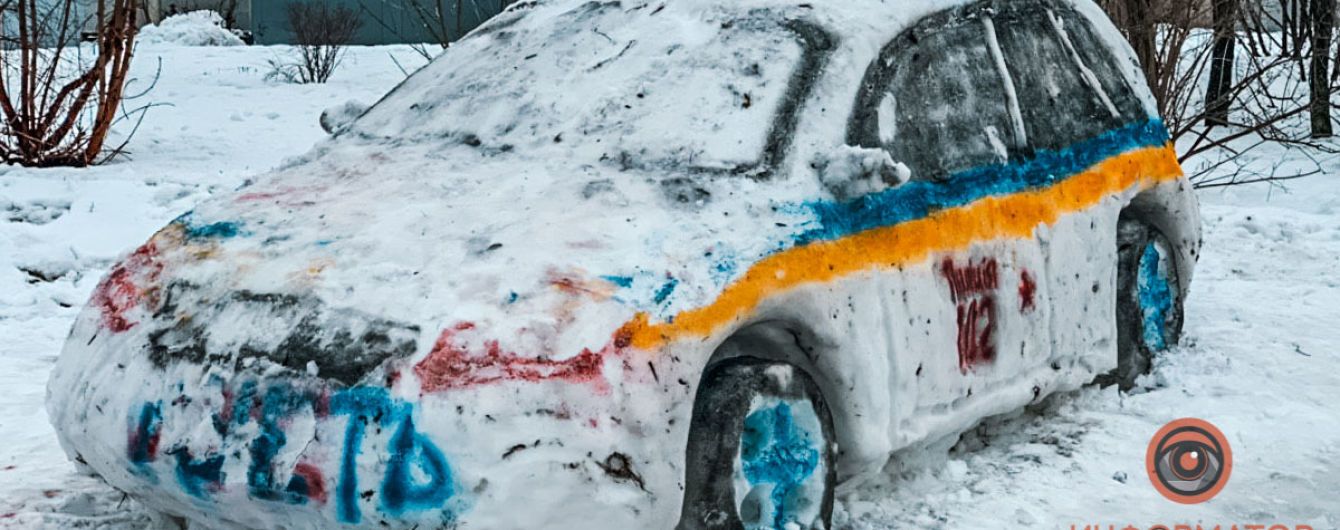 В Днепре местные слепили снеговика в виде патрульной машины и вызвали полицию
