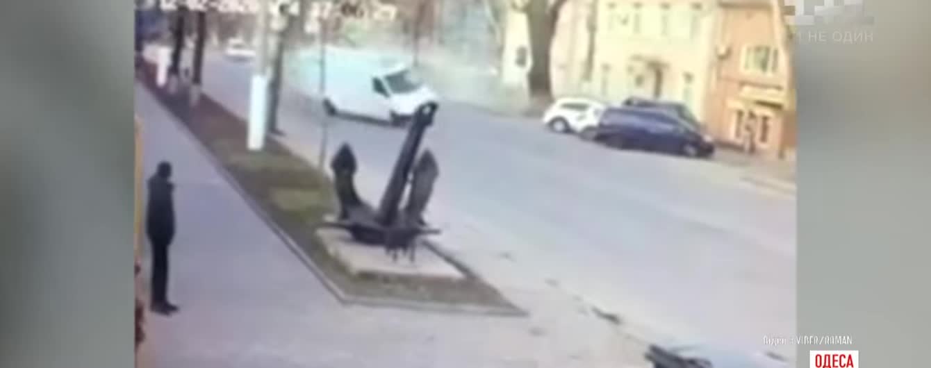 Агрессивная езда в Одессе закончилась масштабной аварией. Видео