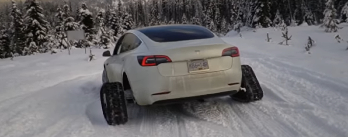 Блогер превратил электрокар Tesla в снегоход на гусеницах. Видео