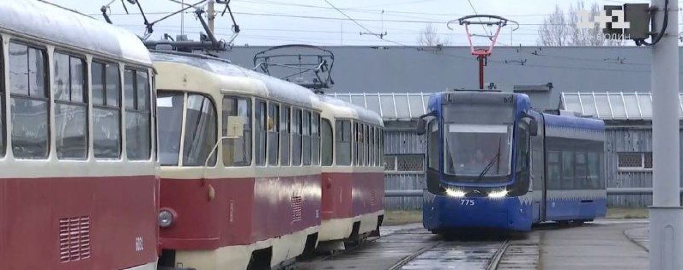 Вмещает более 800 пассажиров и разгоняется до 120 км/час. Какое транспортное обновление ждет жителей левого берега столицы