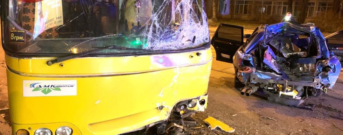 У Києві не розминулися маршрутка та легковик. Серед травмованих - вагітна