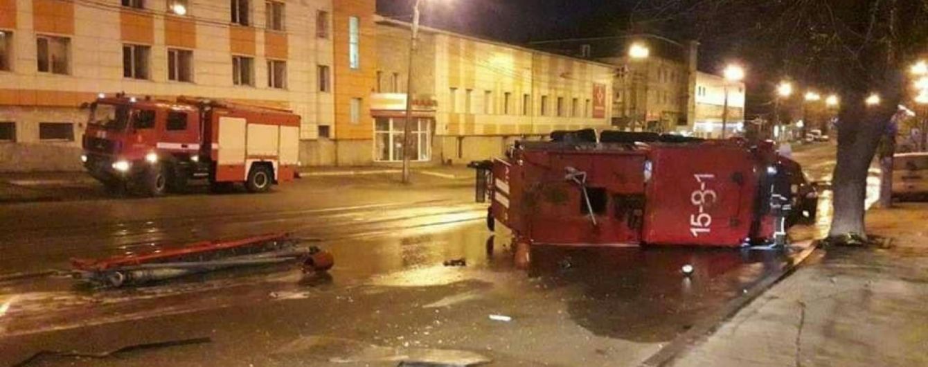 В Одесі пожежна машина потрапила у ДТП і перекинулася