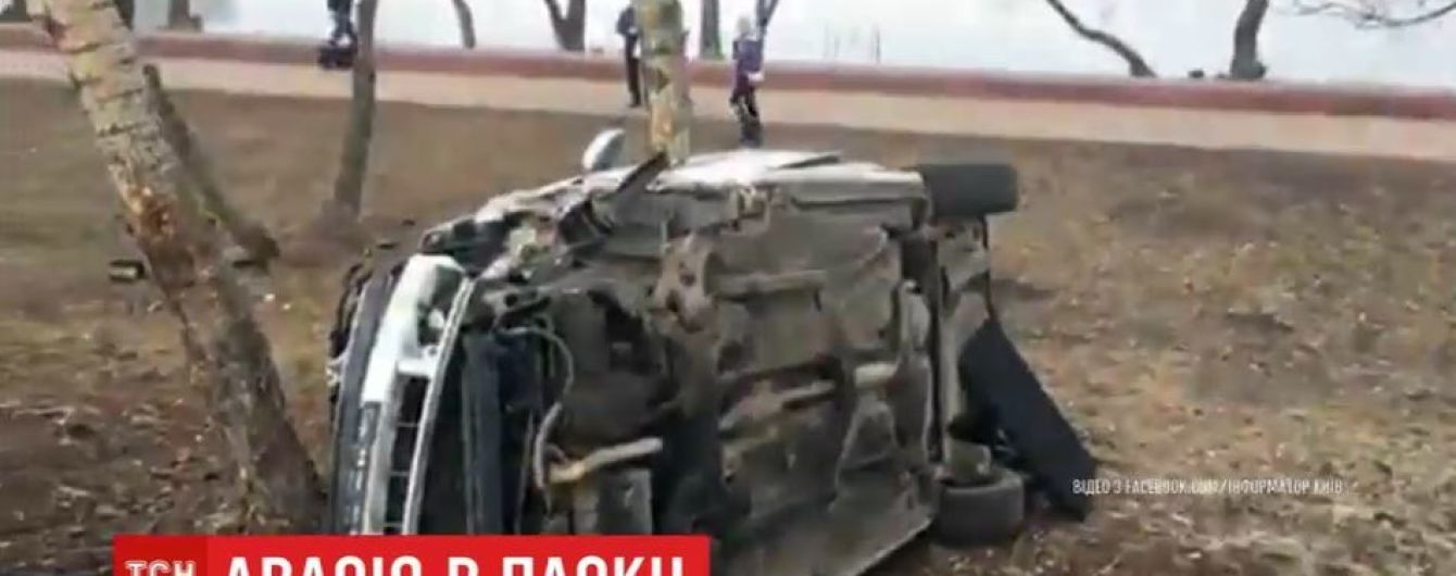 В Киеве автомобиль влетел в парковую зону и остановился об дерево