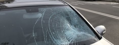 В Киеве легковушка среди дня сбила пешехода на "зебре"