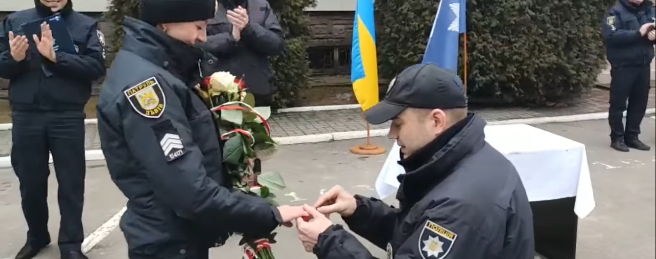 Трогательная Love story. В День святого Валентина полицейский во время вручения званий сделал предложение коллеге
