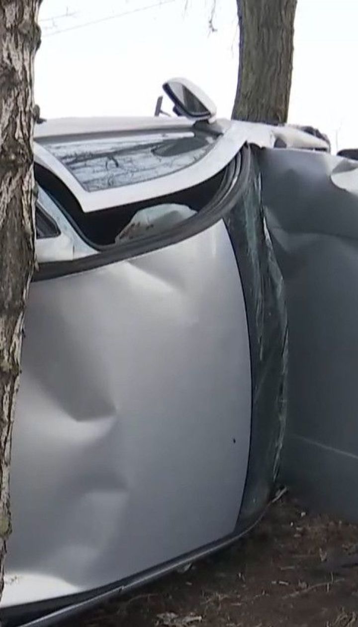 На столичних "Березняках" внаслідок ДТП авто ледь не опинилося в озері