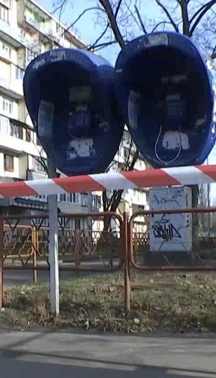 Кінець епохи таксофонів: у Києві розпочали демонтаж вуличних телефонів