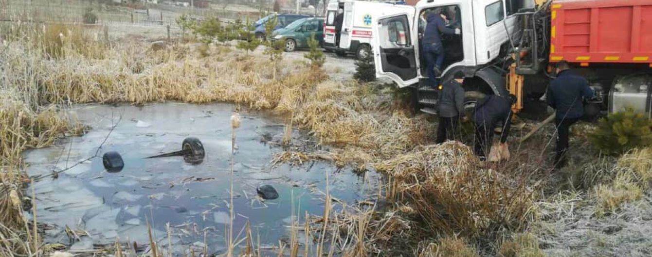 Во Львовской области из пруда достали автомобиль с четырьмя телами