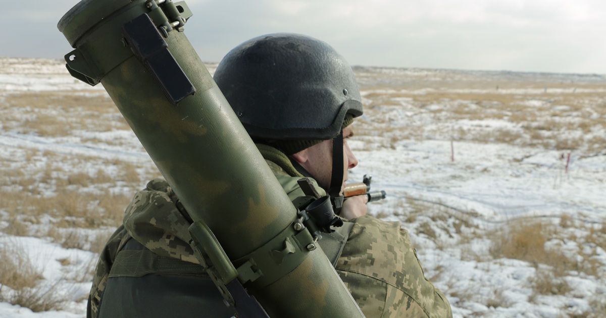 На Донбасі підірвався ще один український військовий: його життя рятують медики