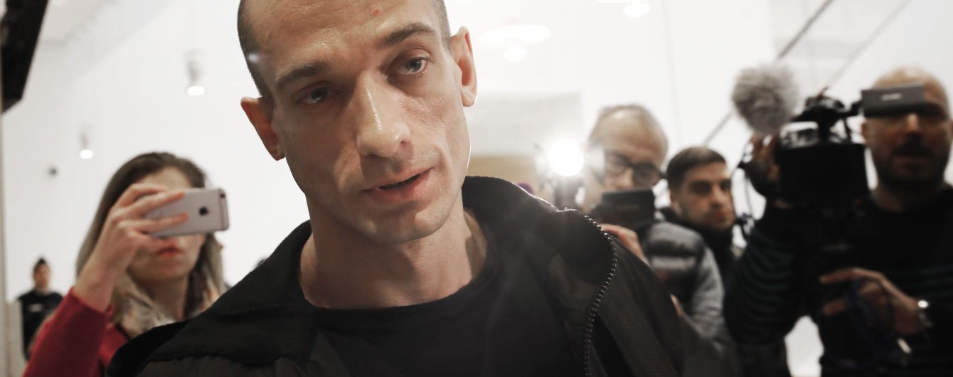 Інтимне відео, політичний порноресурс та бійка. У Парижі затримали російського художника Павленського та його подругу