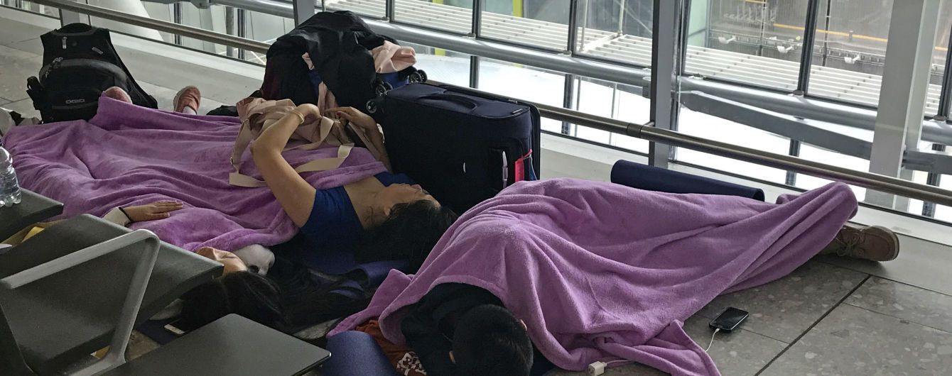 Розклад довелося писати на дошках. В найбільшому аеропорту Європи через збій скасували сотні рейсів