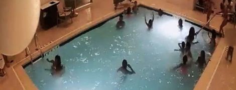 Девятилетняя американка спасла малыша, который лежал на дне бассейна в течение трех минут