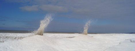 У США зробили знімок виверження рідкісних крижаних "вулканів" на озері