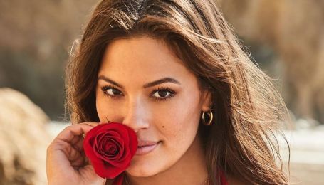 Гола plus-size модель Ешлі Грем у ванні показала неголену пахву