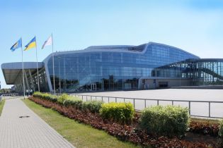 Літак з евакуйованими українцями з Китаю приземлиться у Львові