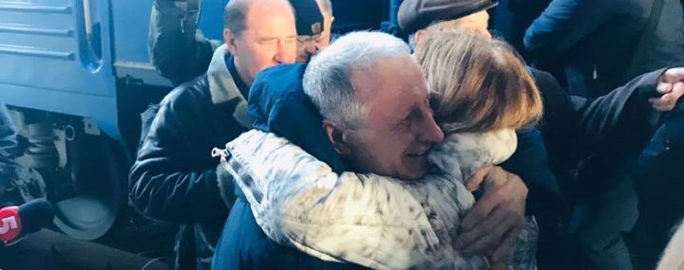 Кримський журналіст, якого окупанти засудили за невизнання анексії Криму, прибув до Києва