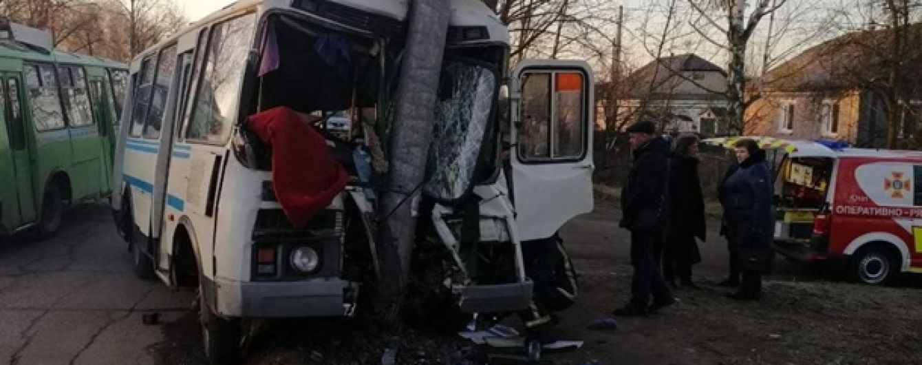 У Коростені автобус влетів у стовп: водію стало зле за кермом