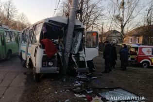 У Коростені автобус влетів у стовп: водію стало зле за кермом