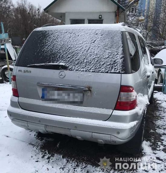 У Києві чоловік викрав авто за допомогою евакуатора, під час обшуків у злодія виявили арсенал зброї