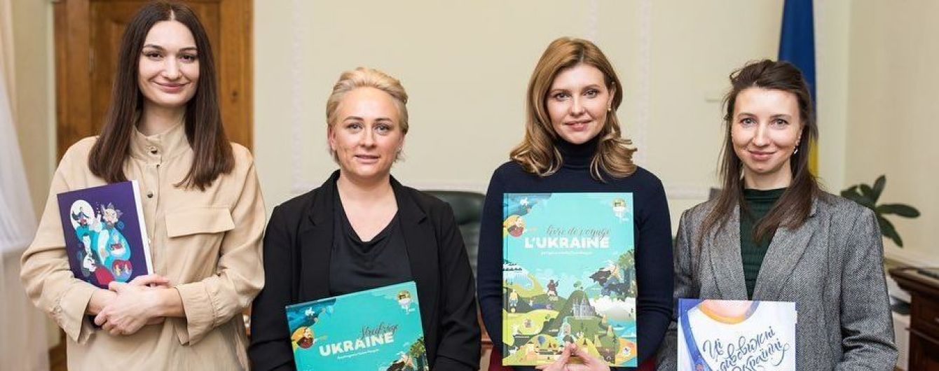 В бордовых брюках и с книгой в руках: новый стильный аутфит Елены Зеленской