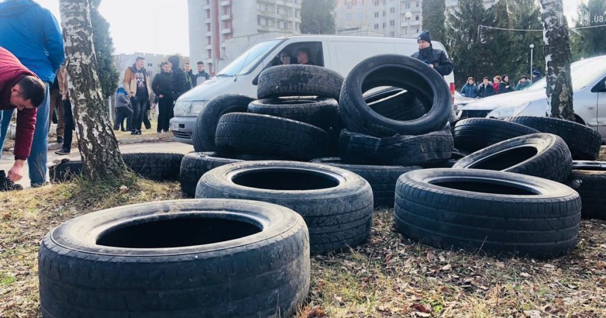 Во Львовской области заблокировали въезды в госпиталь, куда могут привезти на карантин украинцев из Китая