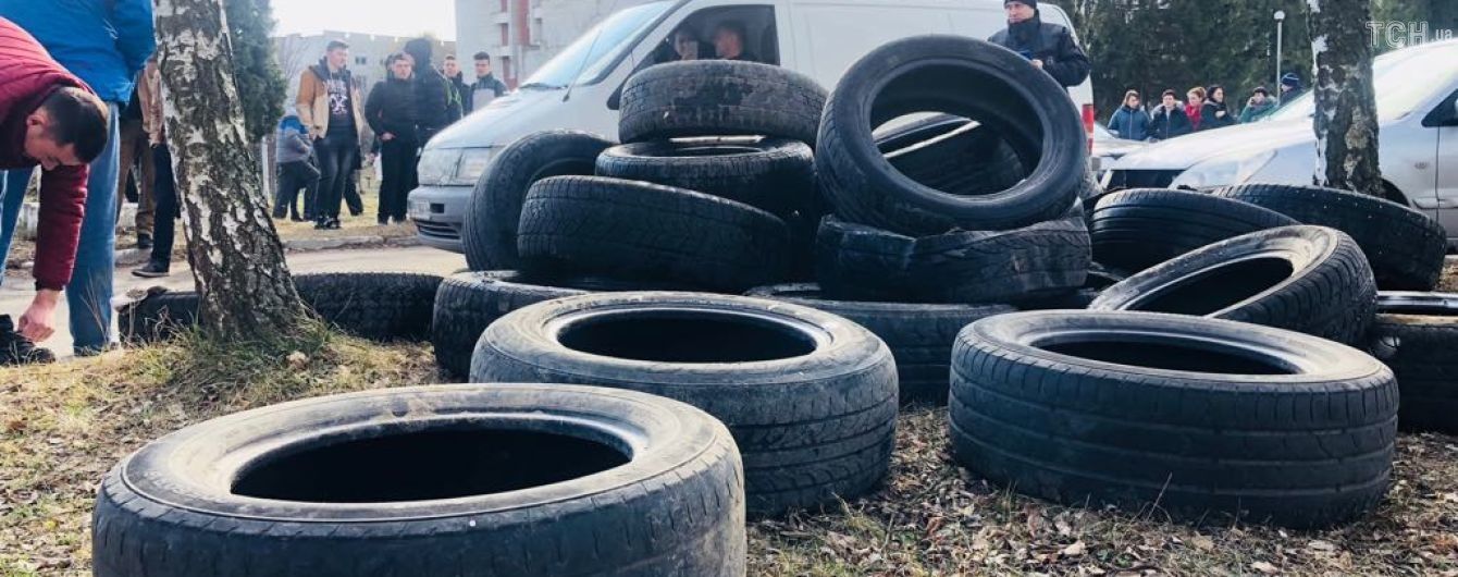 Во Львовской области заблокировали въезды в госпиталь, куда могут привезти на карантин украинцев из Китая