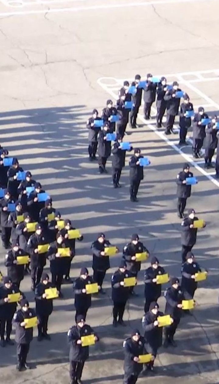 Живой трезуб ко Дню Государственного Герба образовали в Днепре