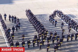 В Днепре и Одессе курсанты отметили День герба зрелищным флешмобом