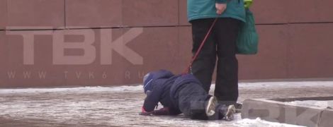 В РФ сняли на видео жестокую бабушку, которая тянет по асфальту ребенка на поводке