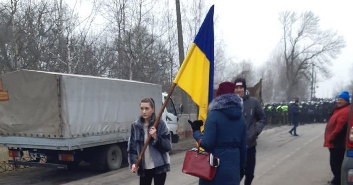 Будемо лягати під колеса: люди перекрили дорогу у Полтавській області, куди мають привезти українців з Китаю