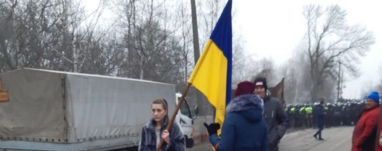 Будемо лягати під колеса: люди перекрили дорогу у Полтавській області, куди мають привезти українців з Китаю