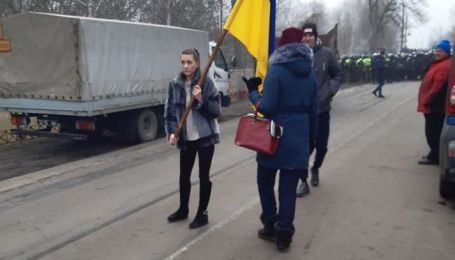 Будемо лягати під колеса: люди перекрили дорогу у Полтавській області, куди мають привезти українців з Китаю