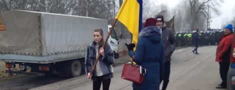 Будем ложиться под колеса: люди перекрыли дорогу в Полтавской области, куда должны привезти украинцев с Китая